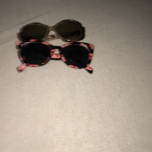 Båda för 10kr - Båda glasögonen är för 10kr frakt ingår inte 