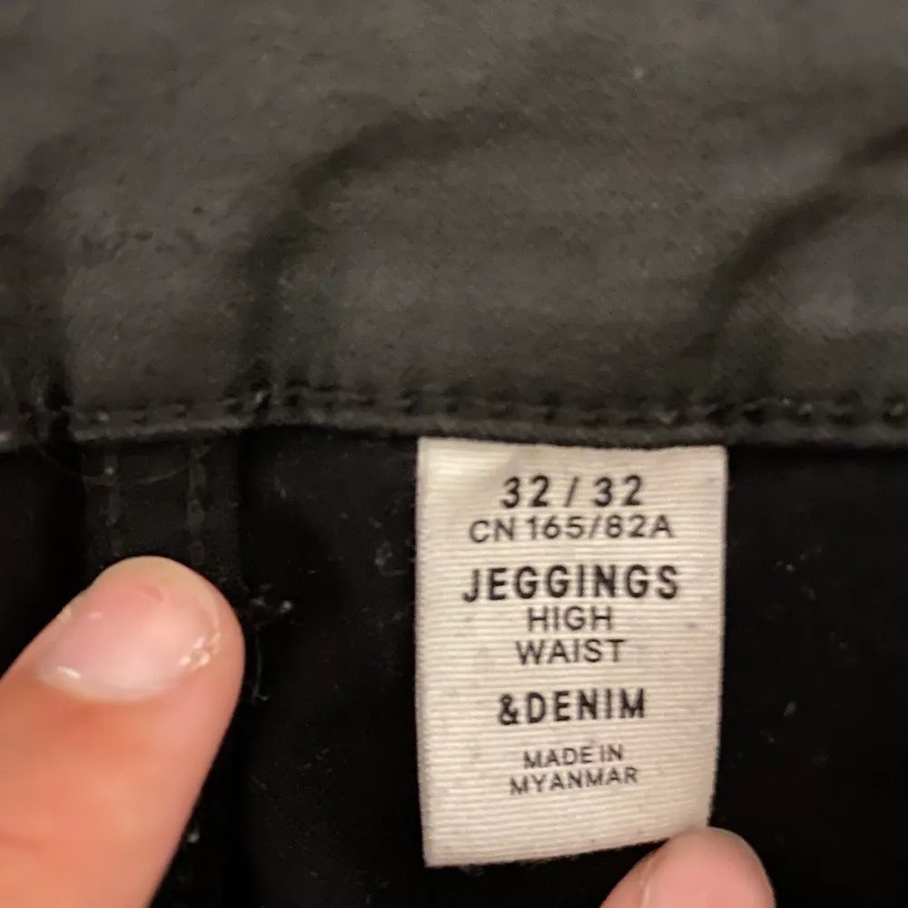 säljer ett par skinnbyxor från H&M, Storlek står på bild nr 2 men skulle säga att de är som L. Dom är använda men ändå ett bra skick! Köparen står för frakten💕. Jeans & Byxor.
