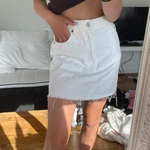 Helt ny vit jeans kjol kommer inte till använd med nyskick 