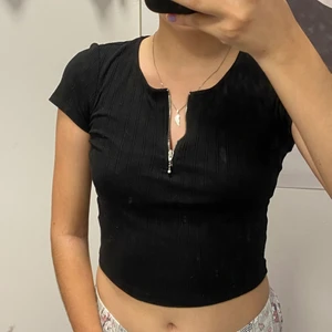 Urringad topp - gammal topp från monki med dragkedja vid urringningen! möts upp i stockholm🦋