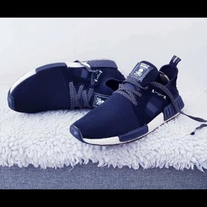 Adidas nmd japan - Säljer mina skor då dom inte kommer till användning längre helt nya bara använt när jag vart ute och joggat skick på skorna 7/10 nypris 2700kr