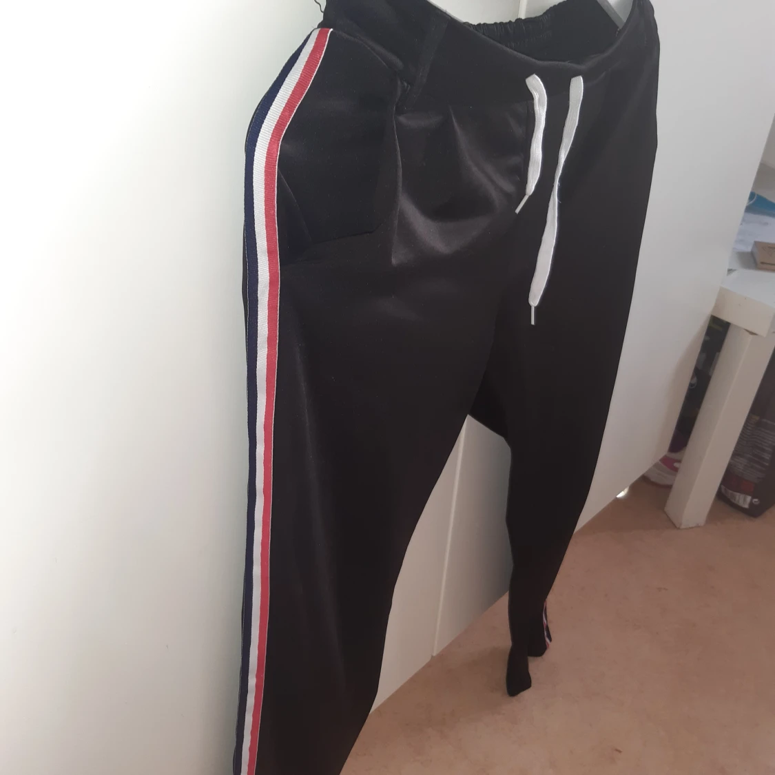 Coola byxor med färgdetalj på sidorna - 90