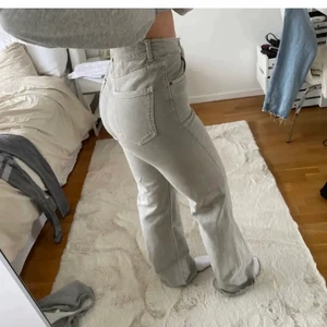 Zara byxor - ❗️LÅNADE BILDER❗️super snygga zara byxor i storlek 34. Fin grå färg till sommaren. Bra skick!