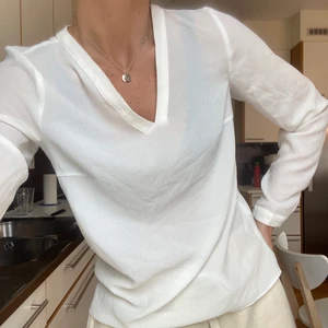 Blus från Vila i storlek s  - Superfin vit V-ringad blus ifrån Vila i storlek s. Använd ett fåtal gånger men är i fint skick. Köparen står för frakten