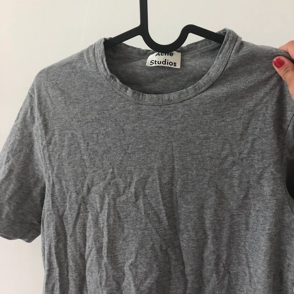 Grå t-shirt från Acne, strl S men passar XS-M ❤️ I bra skick!. T-shirts.