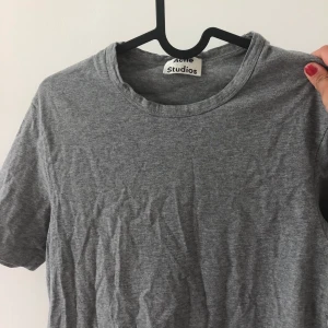 Acne Studios grå t-shirt - Grå t-shirt från Acne, strl S men passar XS-M ❤️ I bra skick!
