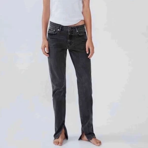 Zara jeans med slits - Snygga vanliga svarta jeans med slits, slut i affär