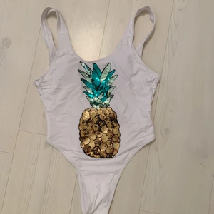 Baddräkt med annanas  - Vit bikini med en annans på🍍 den är ganska ljus i ryggen som är väldigt snyggt   Storlek: S Nyskick Köparen står för frakten