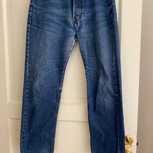 Ett par fina vintage mörkblåa jeans som säljs pga för små