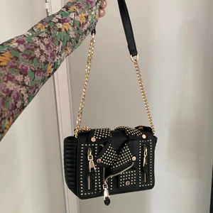 Sjukt snygg väska - Säljer en super snygg väska som man kan ha på 2 olika sätt genom att vira runt bandet innanför väskan. Frakten kostar 66kr 💗💗