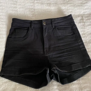 Svarta jeans shot  - Inte slitna även om jag använt dom en del, men passar tyvär inte 😔🤚🏻, skriv gärna om ni är intresserade, kan diskutera pris !!