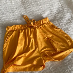 Gula mjukis shorts  - Jätte härliga att ha på sommaren när man bara sitter hemma. Inte använt alls mycket även om dom en super sköna. Och dom har fickor och är justerbara i midjan med ett snöre :) kommer inte ihåg vart dom är köppte tyvär