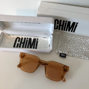 Chimi solglasögon  - Chimi solglasögon modell 004 Peach helt oanvända. Köpte för 999kr, kan uppvisa kvitto om så önskas :) Originalask medföljer. Superfina men kommer inte till användning. Kan skicka med önskat fraktsätt. 