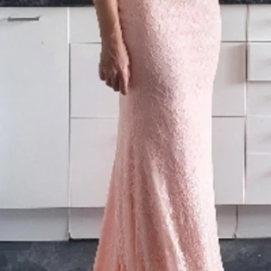 En elegant festklänning - En väldigt bekväm klänning köpt för två veckor sedan från Sasha brud och fest, original pris 3800 kr.  Den använde jag i lördags i bara 5 timmar ( ett bröllop) , felfri och fläckfri. Klänningen är i stl. 40, tyget är elastisk och formar sig efter din kropp. Mitt pris är 1900 kr.