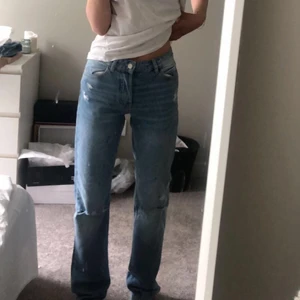 Zara jeans - Lånad bild och de är inte exakt de på bilden. Kollar intresset på mina liknande zara jeans då de ej kommer till användning, helt orörda! Lågmidjade med två hål på knäna. Tror dem är slutsålda. Skickar egna bilder vid intresse! Buda! Sitter lite konstigt då de är lite långa på mig. Ingen slit. 