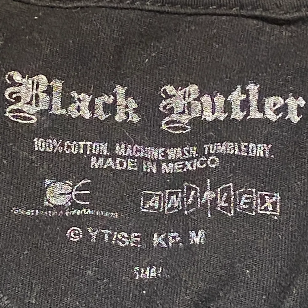 Thriftad black butler t-shirt, as snygg passform. Står M men passar som en S. T-shirts.
