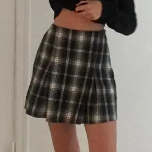Säljer denna söta kjol från Brandy Melville, då den tyvärr är för liten för mig. ”One size fits all”, som märket är känt för, passar naturligtvis inte alla. Jag skulle tippa på att den passar personer med strl. 32 och möjligtvis även 34. 