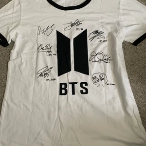 Bts T-shirt  - Har mycket kpop saker! Skriv om ni är intresserade 