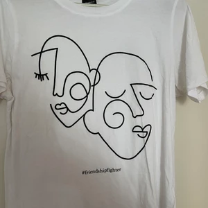 Ginatricot M - T-shirt från Gina tricot. Nästintill aldrig använd. Köparen står för frakt