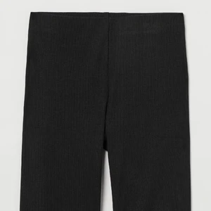 H&M trendiga cykelbyxor  - Ribbade cykelbyxor ifrån H&M med hög midja, de är helt nya och aldrig använda. Nypris 99 kr. 
