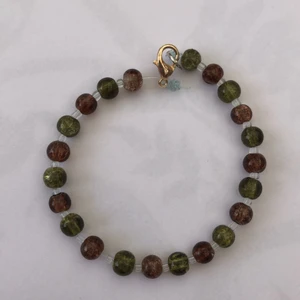 Armband  - Ett armband i grönt och brunt💚🤎köparen betalar frakt. Paketet skickas på posten. 