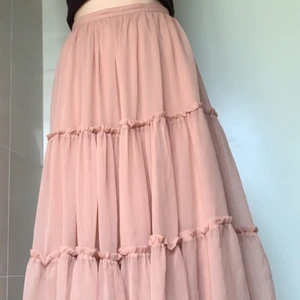 Gammelrosa kjol - Jättefin gammelrosa kjol från asos! Väldigt bra skick då den knappt är använd och säljer just för att den tyvärr inte kommer till nån användning för mig