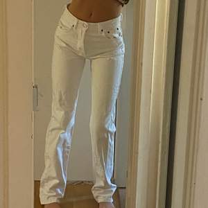 Populära midwaist vita jeans från zara i storlek 34. Använda ca 2 gånger så i fint skick!