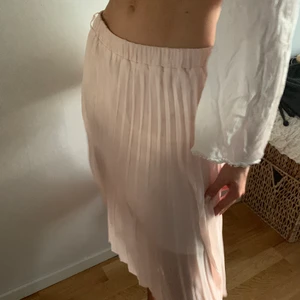 Rosa plisserad kjol - Fin rosa plisserad kjol från Nelly. Kan mötas upp i Göteborg annars betalar köparen frakten:)