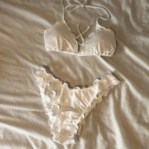 Vit mönstrad bikini   - Otroligt gullig bikini som är helt ny från H&M. Säljer den för att jag har en snarlik vit som jag tror kommer användas mer💛 Underdelen är str. 34 och överdelen 36, men överdelen går att justera! 
