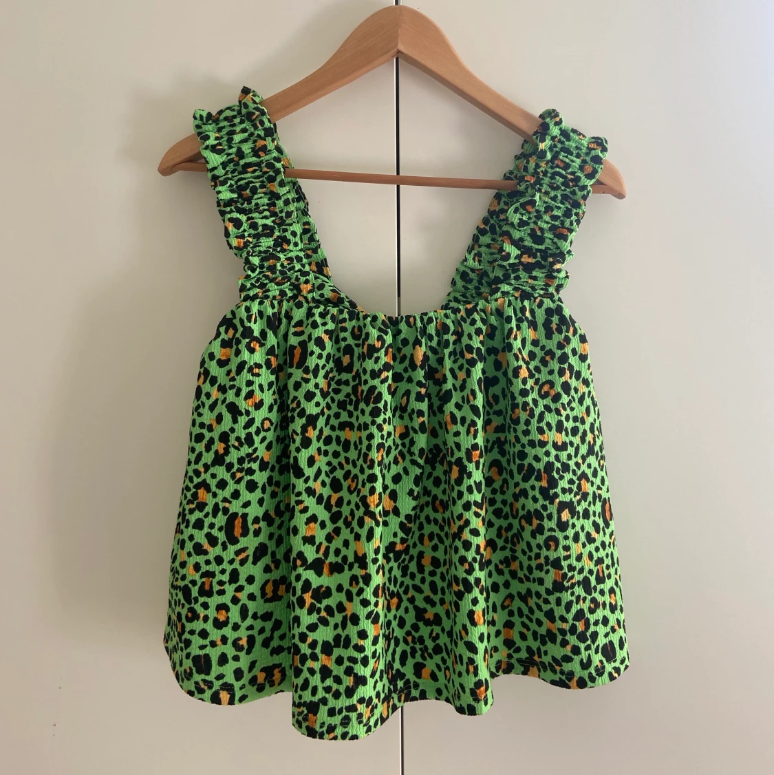 Croppat grönt linne H&M Strl S