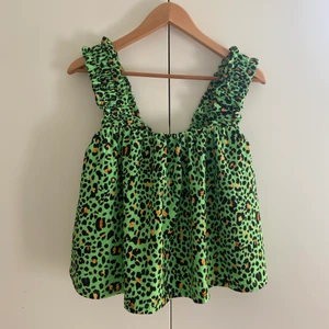 Croppat grönt linne H&M Strl S - Superfint leopardmönstrat somrigt linne från H&M. Storlek S. Linnet är croppat i modellen och ryggen knyts med en rosett och är delvis öppen. Passar superbra till sommaren men kommer tyvärr inte till användning längre. Pris 150 kr, exklusive frakt💛