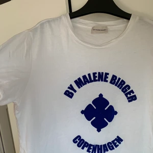 By malene Birger topp  - Säljer denna toppen/T-shirten från Malene Birger, andra bilden är tagen från hemsidan och hennes tröja är i svart tryck men jag säljer en i blått tryck. Storlek Xs men passar mer som en S💕