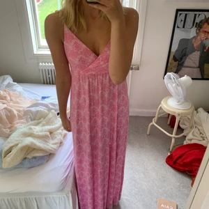 Rosa långklänning strl 36 - Säljer denna populära långklänning som är så trendig! Strl 36! Har ett litet hål men verkligen inget som syns👍🙏BUDA