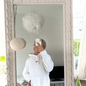 Levis vit hoddie  - Vit Levis hoddie köpt på en outlet helt ny använd 1 gång så k bra skick 