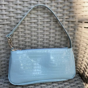 Blå Axelväska  - Liten axelväska som rymmer det viktigaste. Knappt använd så i helt nytt skick. 