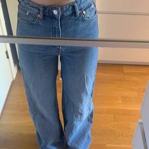 Baggy utsvängda jeans från weekday i modell ACE. Högmidjade och sitter tightare upptill🥰 mina absolut favorit jeans, dom är i jätte bra sick och hög kvalite! Köpt för 500kr säljer för 155♨️