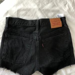 Svarta shorts från Levis😁😁 - Nytt skick, knappt använda! Säljer pågrund av att dom är lite för små :))) köparen står för frakt :)))