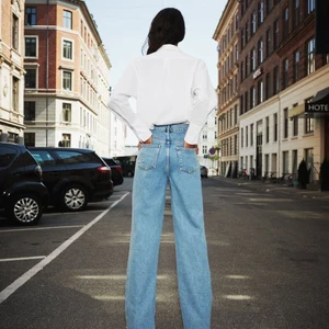 90s full lenght wide leg zara jeans - Säljer mina full lenght jeans från Zara i strl 38. bra skicka och klippta så de är i marken på mig som är 165 ( slutsålda )