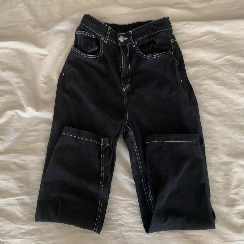 Priset är sänkt från 90kr till 50kr! Jättesnygga jeans med vita sömmar från H&M, mycket använda men i bra skick. Det står att de är storlek 34 men skulle mer säga att de är 32. 🔴köparen står för frakt🔴 det finns även katter i hemmet. Jeans & Byxor.