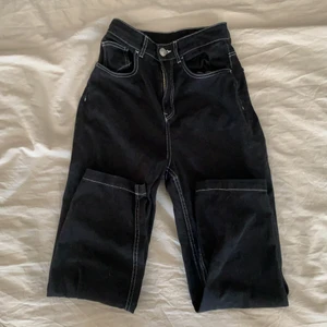 Svarta jeans med vita sömmar - Priset är sänkt från 90kr till 50kr! Jättesnygga jeans med vita sömmar från H&M, mycket använda men i bra skick. Det står att de är storlek 34 men skulle mer säga att de är 32. 🔴köparen står för frakt🔴 det finns även katter i hemmet