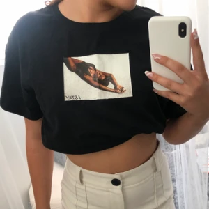 T-shirt  - T-shirt med coolt tryck men som tyvärr aldrig kommer till användning och därför säljs. Startbud 59 +frakt🥰