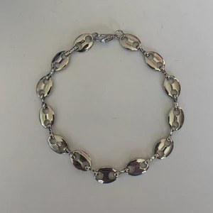 Armband - Ett snyggt armband som tyvärr är för stort för min kompis, därav säljes. Armbandet är 20,5 cm långt. Frakt är 12 kr!