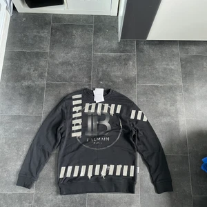 Balmain dress - Helt ny Balmain dress köpt från Dubai Mall, storlek L, påse och etikett medföljes, lite oversized men sitter fint, säljes pga fel storlek, pris kan diskuteras vid snabb affär 