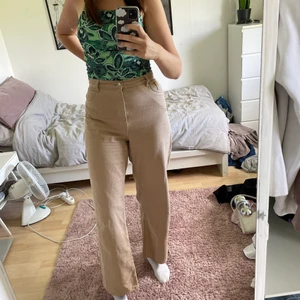 Beige Yoko jeans från monki  - Storlek 34 (andra mått gå in på Monki’s hemsida).  Säljer pågrund av att de tyvärr blivit för stora och letar därför nytt hem. De är varsamt använda och nästan precis som när jag köpte de.   Nytt pris 400kr, mitt pris 150kr!   Köparen står för frakten som kostar 66kr:)  Tar endas Swish!