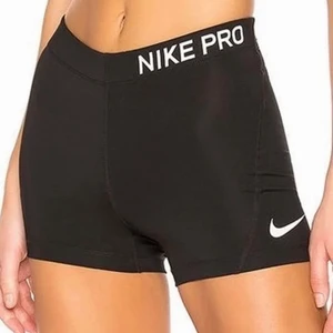 Nike PRO dam - Säljer dessa populära Nike PRO shortsen som inte kommer till så mycket andväning längre. De är i ett bra ny skick. De är egentligen strl S men känns som en Xs de är väldigt små i storleken, frakt tillkommer. Swipe för bild på hur de ser ut på mig:) buda i kommenterarna!