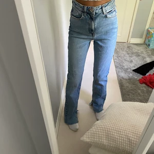 Storlek 32 - Blå jeans med slits från zara. Dom är i storlek 32 men jag skulle säga att dom är mer storlek 34.💓 frakten kostar 50kr
