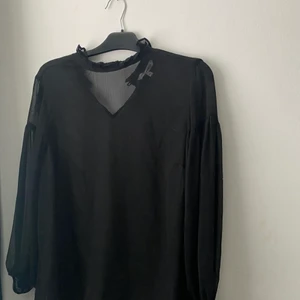 Svart blus - Jättefin, den är genomskinlig så man kan ha antingen en fin topp under eller något annat valfritt!! Sitter fint. Skriv för mer info💛