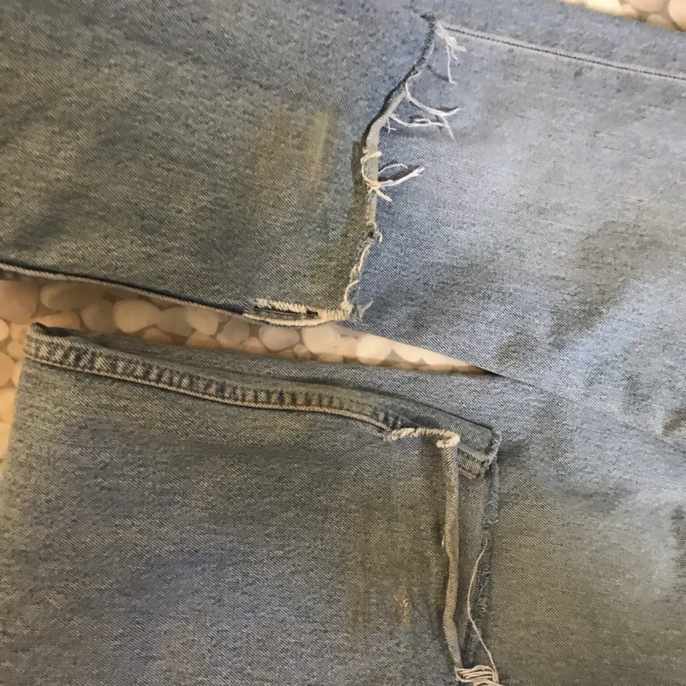 Snygga vintage levis jeans med slits som tyvärr inte passar mig längre. Man ser tecken på andvändning längst ner på baksidan av jeansen (endast på baksidan längst ner, se bild nr 3). Passar nog bäst på en w27, skriv privat för fler bilder. Frakt ingår ej💓 KÖP FÖR 300kr + FRAKT VID SNABBT KÖP. Jeans & Byxor.