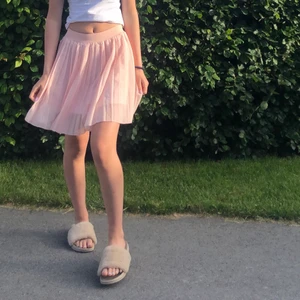 Kjol - rosa volangkjol från NAKD/ naked. Den är i jätte jätte fint skick👌🏽 skriv priv för fler bilder eller frågor. 