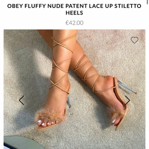 Fluffiga klackskor  - Fluffiga klackskor från SIMMI LONDON. Använda endast 1 kväll. Original lådan kvar. Man får med extra gummiklack om man skulle vilja byta! Storlek 38